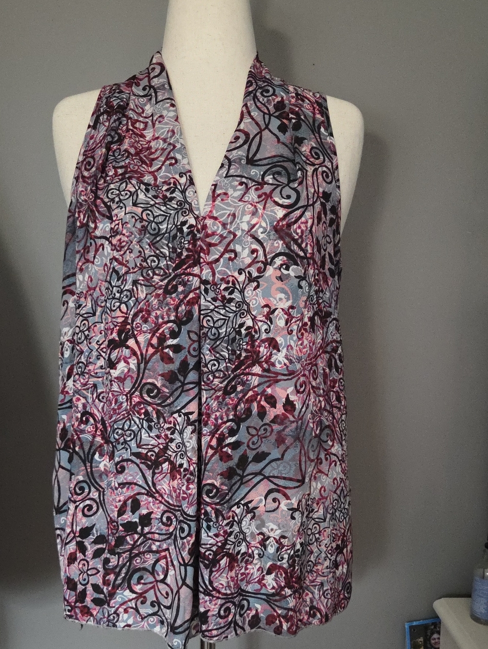 Spense Floral V-Neck Sleeveless Camisole in Pink & Gray